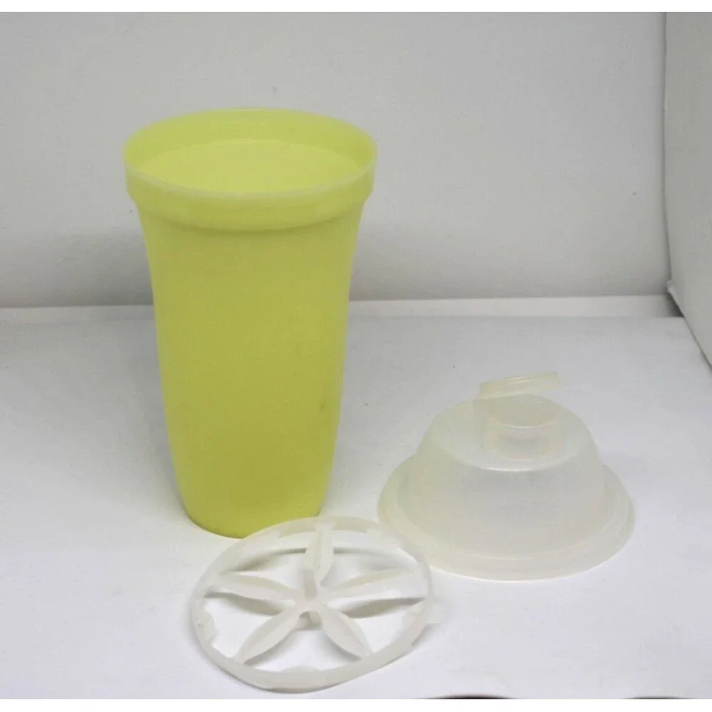 Vintage Tupperware Shaker Gravy mixer Quickshake blender #844 Yellow 16 oz